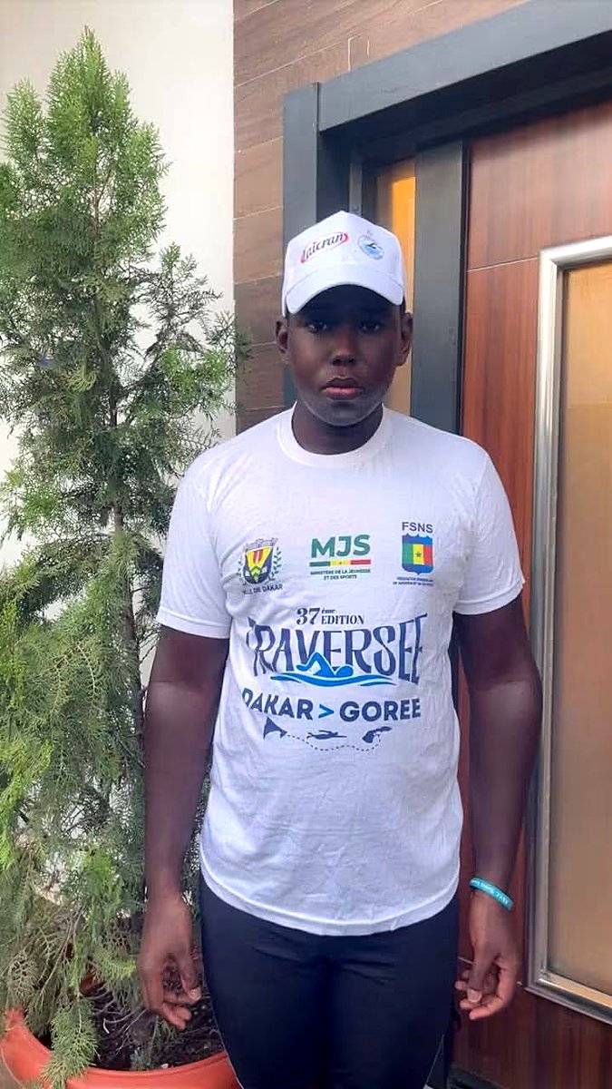 Portrait de Mansour Arona Ndiaye portant le t-shirt de la 37e Traversée Dakar–Gorée