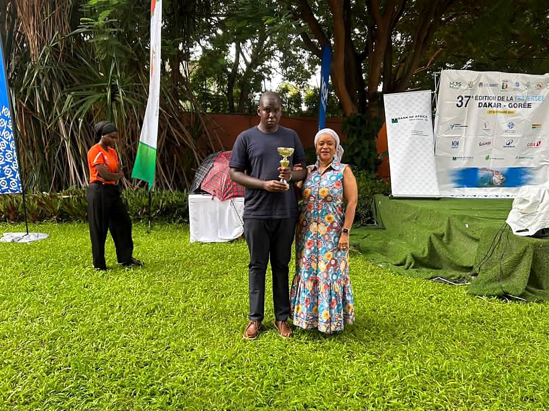 Mansour Arona Ndiaye tenant son trophée lors de la remise des prix de la 37e Traversée Dakar–Gorée